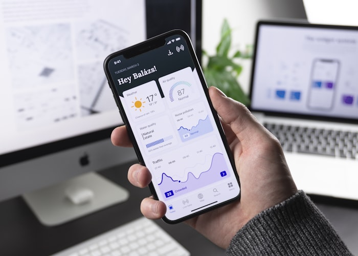 VSport官方APP在手机上的展示界面 - 提供游戏、直播、数据等全方位服务